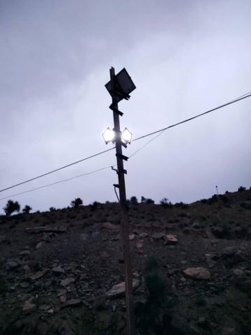 نصب دو عدد پروژکتور خورشیدی 100 وات جهت تامین روشنایی محوطه